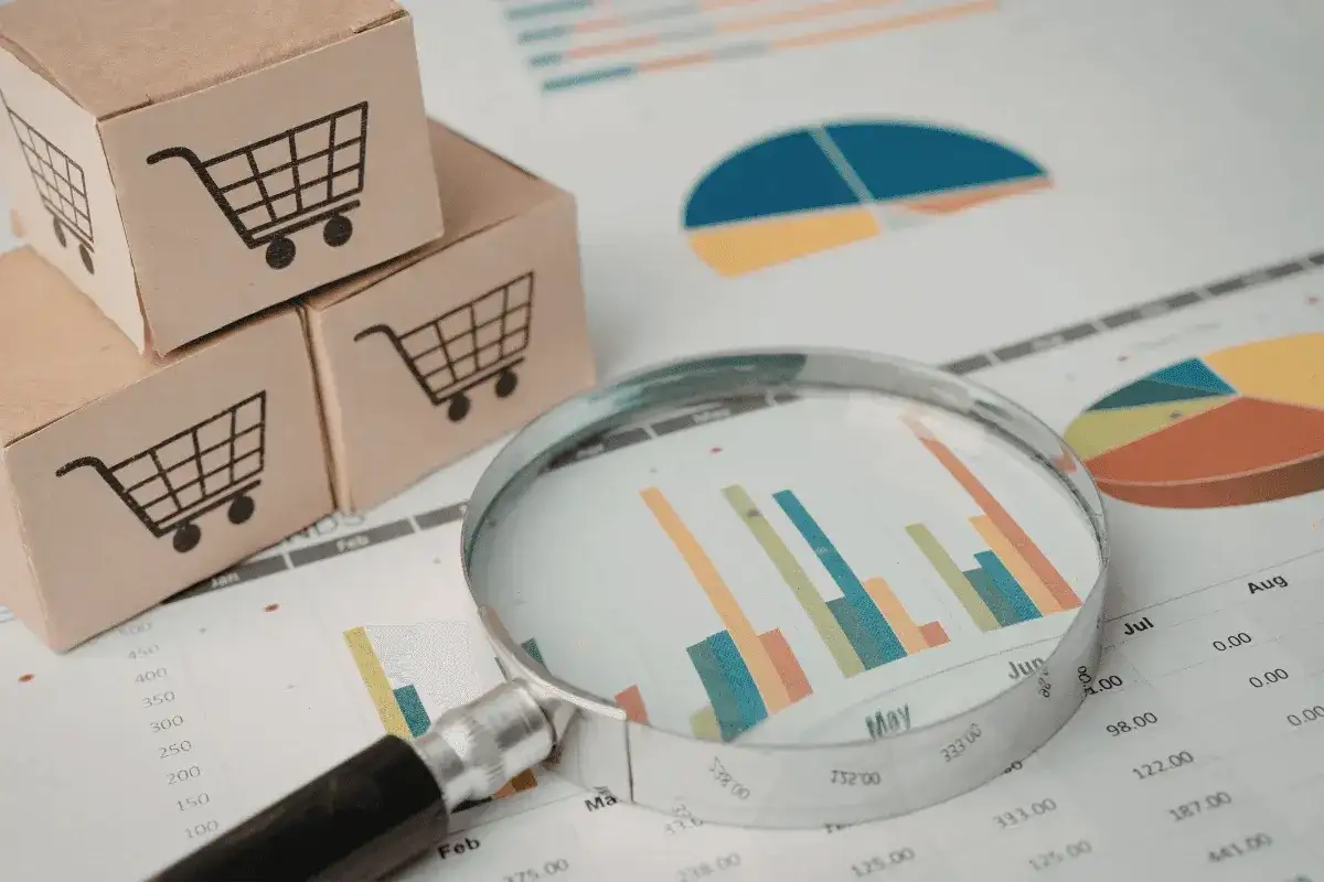 Cajas con carritos de compra y gráficos. Analizando cuánto cuesta hacer una página web para tu negocio.